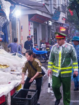 Công an Hà Nội đội mưa đồng loạt ra quân giành lại vỉa hè, lòng đường