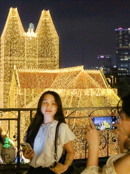 Trang trí Noel lên đèn, giới trẻ TP.HCM lên đồ