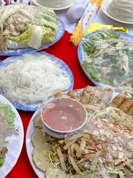 Tiệc tùng cuối năm chuẩn bị đồ ăn quá nhiều nhưng không phung phí