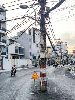 Đường ngàn tỉ Chu Văn An sắp đến ngày thông xe, cột điện cũ vẫn chưa di dời