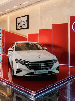 Mercedes-Benz Việt Nam mang bộ đôi sedan tiền tỉ tới Hà Nội
