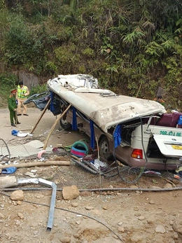 Điều tra ban đầu vụ lật xe chở đoàn thiện nguyện: Xe đột ngột bị mất phanh, lật ở lưng dốc