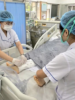 Nạn nhân bị thương nặng nhất trong vụ lật xe ở Lào Cai có chuyển biến tích cực