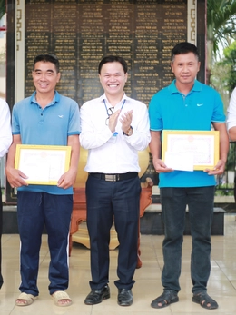 Khen thưởng đột xuất hai người dân tự nguyện giao chim hồng hoàng quý hiếm ở Xuân Thới Sơn