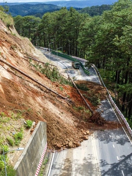 Cận cảnh vết sạt lở vùi lấp mặt đường đèo Prenn