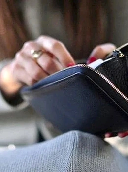 Phạt vợ chồng vì kiểm soát thu nhập: Không phải chuyện 'tếu'