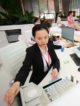 Các ngân hàng thu bộn tiền ra sao từ phí dịch vụ?