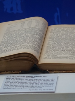 Lần đầu trưng bày sách quý 100 tuổi có hai bài viết tiếng Nga của Chủ tịch Hồ Chí Minh