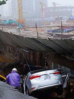 ‘Hố tử thần’ nuốt 2 ô tô ở Đà Nẵng: Nhà thầu thi công dự án Capital Square 3 báo cáo 'do mưa lớn'