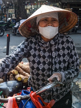 Những người mưu sinh 'bán mặt' trong bụi bặm đường phố Hà Nội