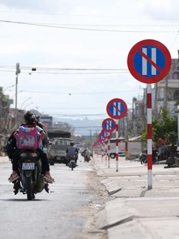 Tháo dỡ các biển báo trên tuyến đường 1km có 23 biển cấm đỗ xe