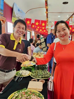 Hào hứng trên chuyến tàu hỏa 'Về miền đất võ'