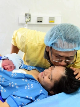 Bộ Chính trị: Nghiên cứu ban hành các chính sách hỗ trợ cho phụ nữ sinh đủ hai con trước 35 tuổi