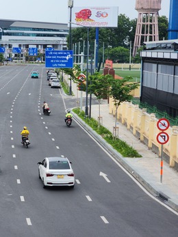 Cứ hai phút có hàng chục xe máy chạy 'lố' vào đường cấm, đoạn trước nhà ga T3 sân bay Tân Sơn Nhất