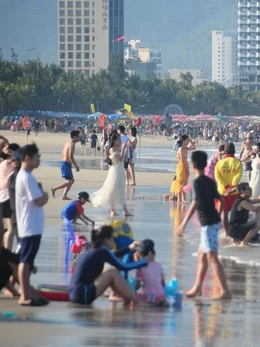 Khách kín 'bãi biển đẹp nhất hành tinh', khách sạn Đà Nẵng đạt công suất ít thấy