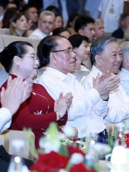 Tổng Bí thư Tô Lâm dự chương trình nghệ thuật Bài ca chiến thắng ở Nhà hát Hồ Gươm