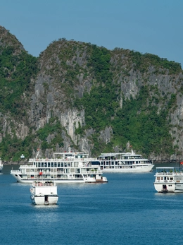 Để du khách dùng chai nhựa, tàu du lịch bị tạm dừng hoạt động trên vịnh Hạ Long