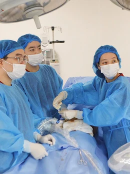 Cứu thai nhi tràn dịch màng phổi từ trong bụng mẹ