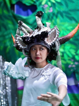 Có mặt trong cả hai phim trăm tỉ đang càn quét rạp Việt, Tín Nguyễn chạy qua chạy lại quá trời