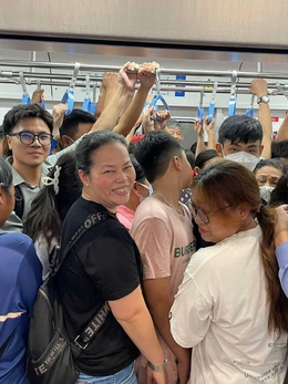 Metro chật người dịp lễ, không khí mới cho một thói quen cũ