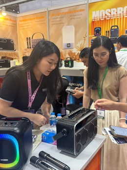 Bất ngờ với đồ chơi công nghệ Trung Quốc ở hội chợ điện tử TP.HCM