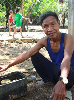 Hệ thống cấp nước sạch làm hơn 24 tỉ đồng, nhưng người dân phải gùi nước suối về xài