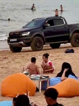Xe bán tải vô tư phóng trên bãi biển Tuy Hòa, Quy Nhơn lúc đông người tắm biển
