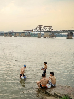Người Hà Nội ra sông Hồng bơi giải nhiệt