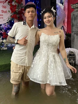 Đám cưới ngày lụt: Cô dâu bật khóc và niềm vui bất ngờ