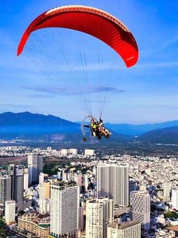 Biểu diễn dù lượn trên bầu trời Nha Trang suốt hè 2025