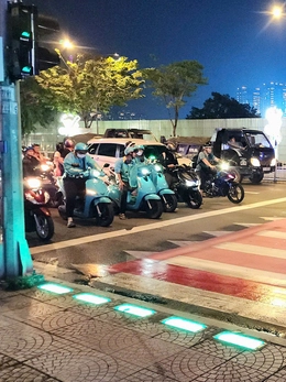 Người dân ủng hộ, TP.HCM tính mở thêm đèn cảnh báo chỉ vạch đi bộ