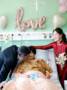 Đám cưới đặc biệt bên giường bệnh