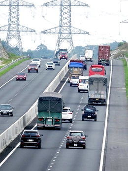 Ức chế xe chạy kiểu 'rùa bò', không giữ khoảng cách trên cao tốc