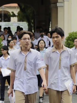 Tuyển sinh lớp 10 năm tới ở TP.HCM: Một số nơi xét tuyển, còn lại thi văn, toán, ngoại ngữ
