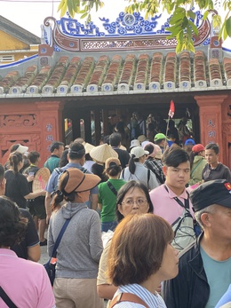 Bí thư phường Hội An: 'Không để dồn ứ, kẹt xe, bán hàng rong lộn xộn ở phố cổ'