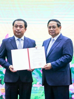 Thủ tướng trao quyết định giao quyền bộ trưởng Bộ Nông nghiệp và Môi trường cho ông Trần Đức Thắng