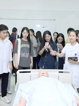 Khi IELTS 'khuynh đảo' tuyển sinh y khoa