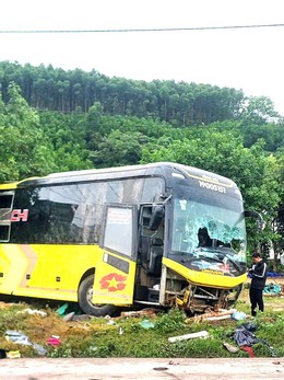 Xe khách đi từ Hà Nội bị lật ở Hà Tĩnh khiến 10 người chết, 14 người bị thương
