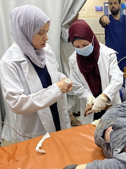 Bác sĩ ở Gaza ngất xỉu vì đói và kiệt sức trong lúc phẫu thuật