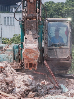 Cận cảnh việc phá dỡ tòa nhà Pháp cũ 4 mặt tiền để mở rộng đường Hùng Vương, phục vụ lễ diễu binh