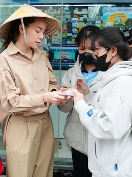 Ca sĩ Hồ Ngọc Hà đội mưa bán vé số giúp cô bé bệnh tim