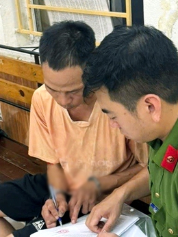Tạm giữ ông bố xích hai chân con trai treo ngược rồi đánh