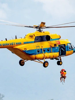 Điều máy bay trực thăng giải cứu 8 người dân bị mắc kẹt do mưa lũ ở Sơn La