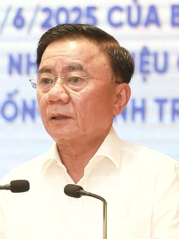 Bộ Chính trị: Giải quyết dứt điểm chế độ với cán bộ, công chức chịu tác động do sắp xếp