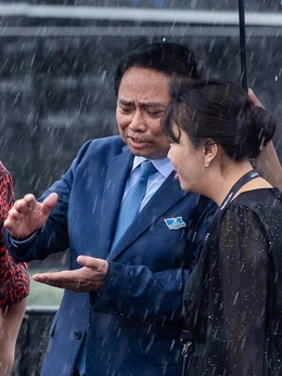 Thủ tướng Phạm Minh Chính động viên ê kíp 'concert quốc gia' giữa cơn mưa lớn