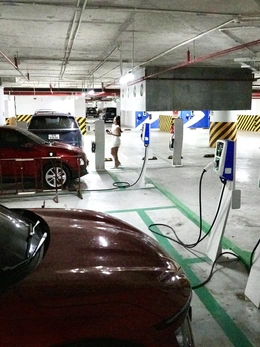 Chung cư 'nhà mình' cho sạc xe điện: Người dân thấy tiện, sẵn sàng chuyển đổi xanh