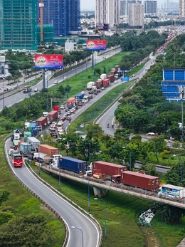 Cửa ngõ, bến xe TP.HCM ùn ùn xe cộ ngày đầu dịp lễ 2-9