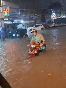 Sau một ngày nắng, TP.HCM sấm chớp sáng trời, mưa ngập nhiều nơi