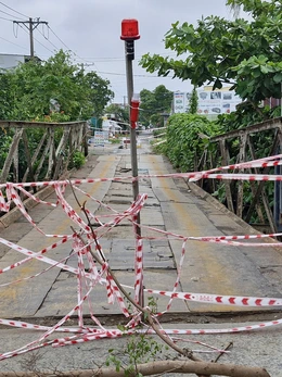 Cầu sập hơn 2 tháng chưa sửa vì... chờ hướng dẫn