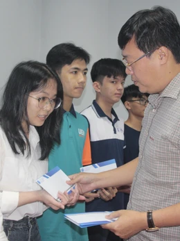 Tiếp sức đến trường 100% học phí bậc đại học cho 7 gương mặt trên báo Tuổi Trẻ